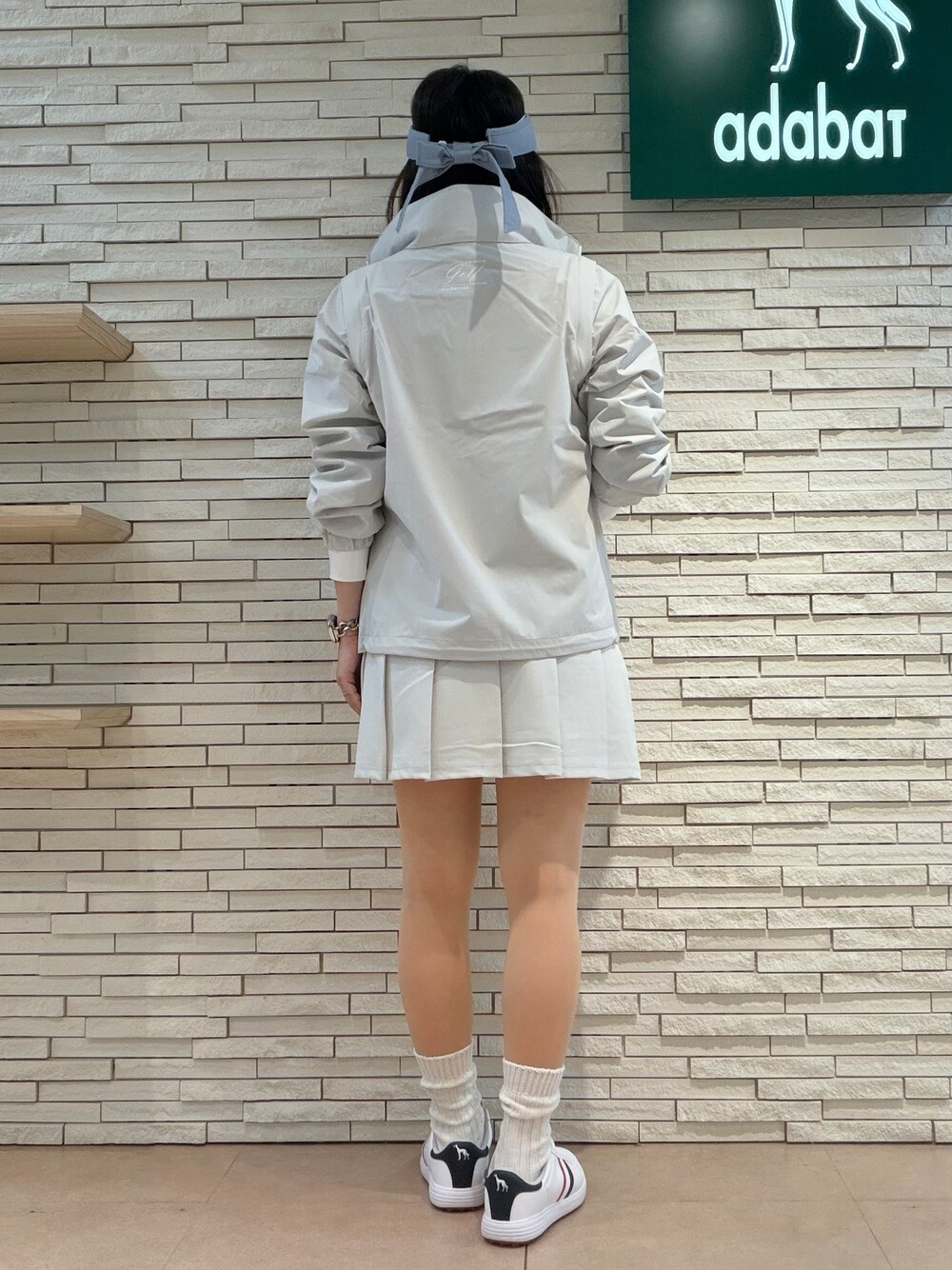 ホワイト系のTシャツ/カットソー、グレー系のポロシャツ、グレー系のブルゾンを着用したレディースの秋コーディネートの3枚目の写真