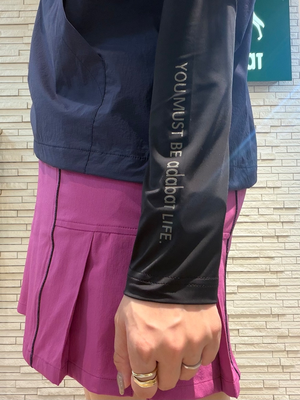 ブルー系のTシャツ/カットソー、ピンク系のスカート、ブルー系のショルダーバッグを着用したレディースの夏コーディネートの9枚目の写真