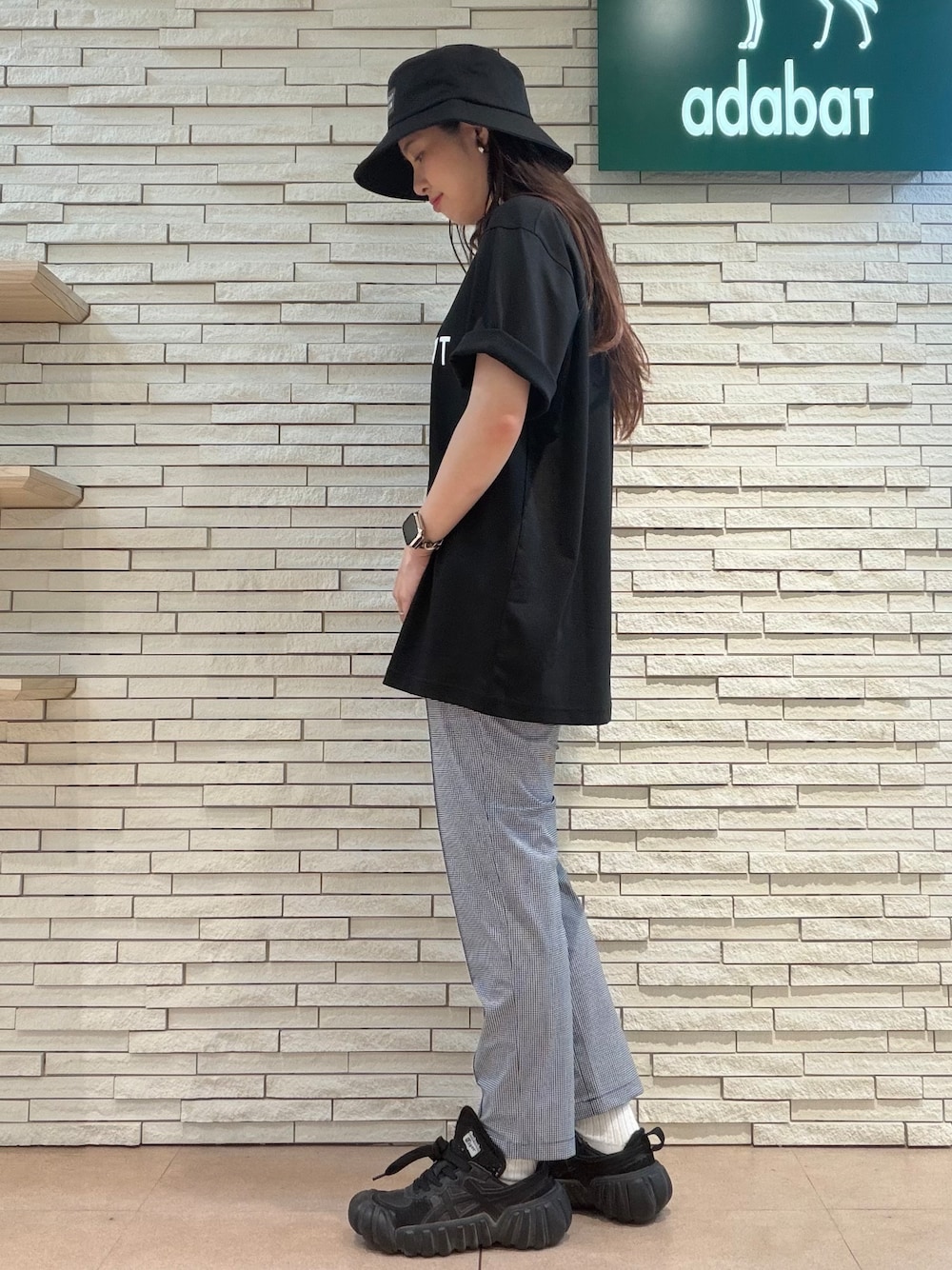 ブラック系のTシャツ/カットソー、ブラック系のその他パンツ、ブラック系のハットを着用したレディースの夏コーディネートの2枚目の写真