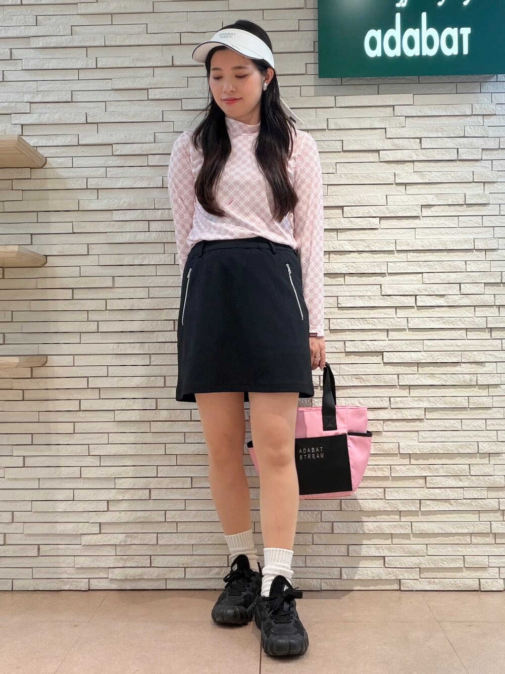 ブラック系のブルゾン、ピンク系のTシャツ/カットソー、ブラック系のスカートを着用したレディースの秋コーディネートの8枚目の写真