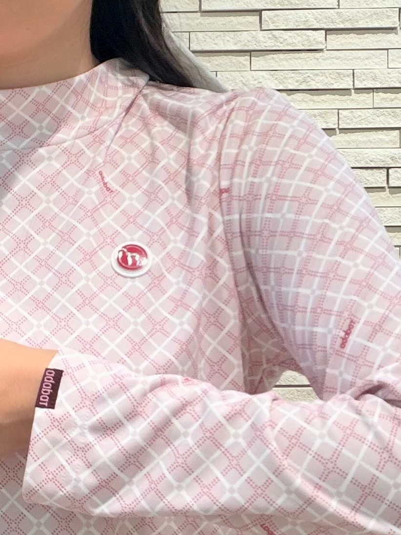 ピンク系のTシャツ/カットソー、ブラック系のスカート、ピンク系のハンドバッグを着用したレディースの秋コーディネートの6枚目の写真
