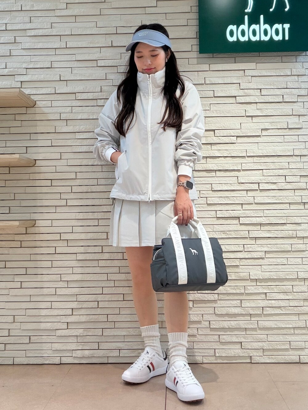 ホワイト系のTシャツ/カットソー、グレー系のポロシャツ、グレー系のブルゾンを着用したレディースの秋コーディネートの4枚目の写真