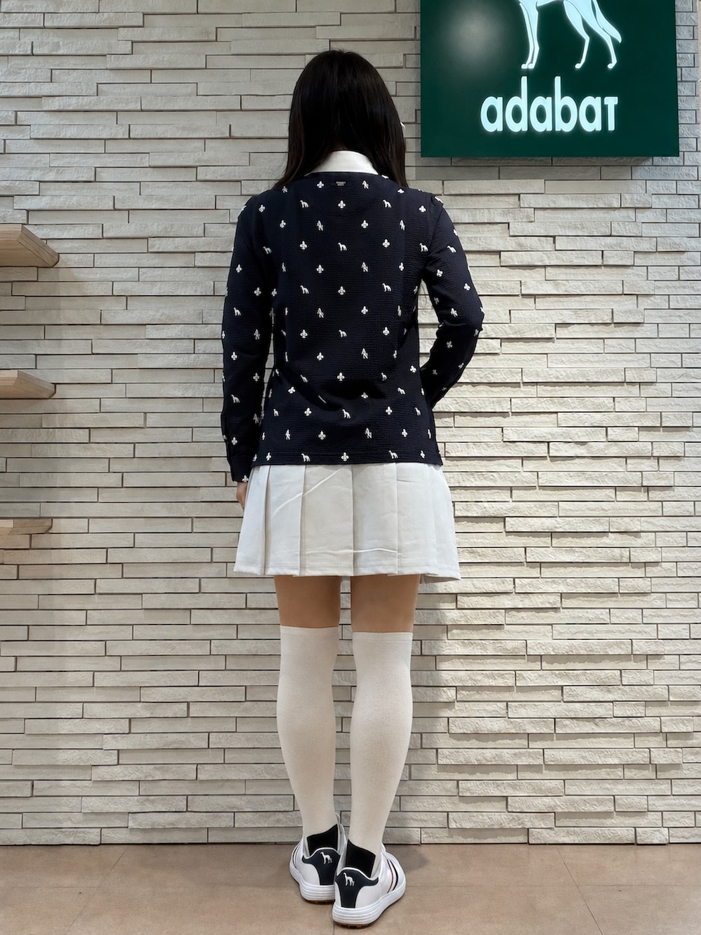 ブルー系のTシャツ/カットソー、グレー系のスカート、ブルー系のトートバッグを着用したレディースの夏コーディネートの3枚目の写真