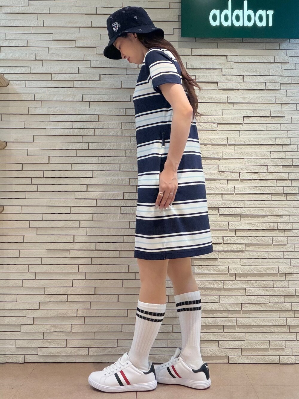 ブルー系のワンピース、ブルー系のハットを着用したレディースの夏コーディネートの2枚目の写真