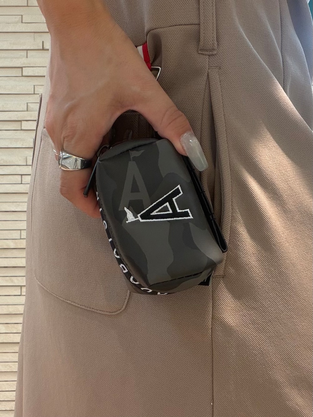 ベージュ系のワンピース、ブラック系のキャップ、ブラック系のポーチを着用したレディースの夏コーディネートの7枚目の写真
