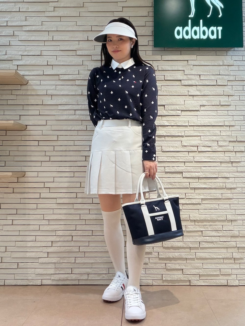ブルー系のTシャツ/カットソー、グレー系のスカート、ブルー系のトートバッグを着用したレディースの夏コーディネートの4枚目の写真