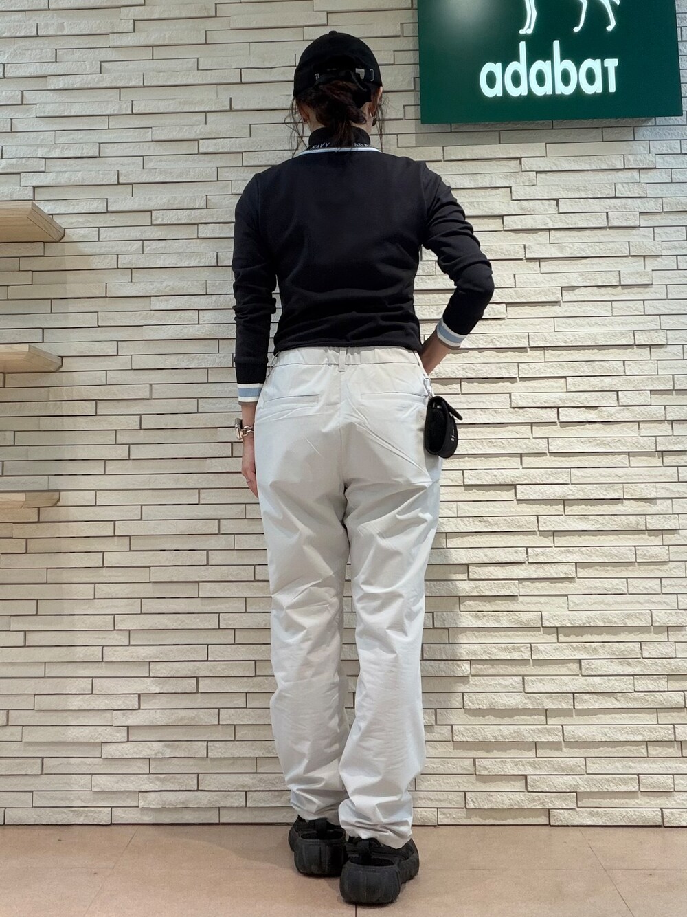 ブラック系のTシャツ/カットソー、グレー系のその他パンツ、ブラック系のキャップを着用したレディースの秋コーディネートの3枚目の写真