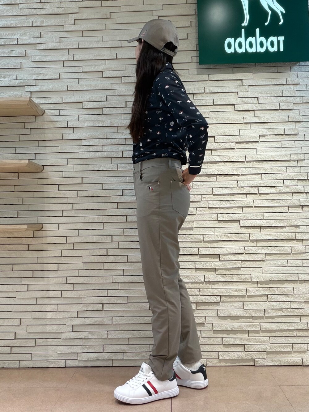 ブルー系のポロシャツ、ベージュ系のその他パンツ、ブルー系のトートバッグを着用したレディースの夏コーディネートの5枚目の写真