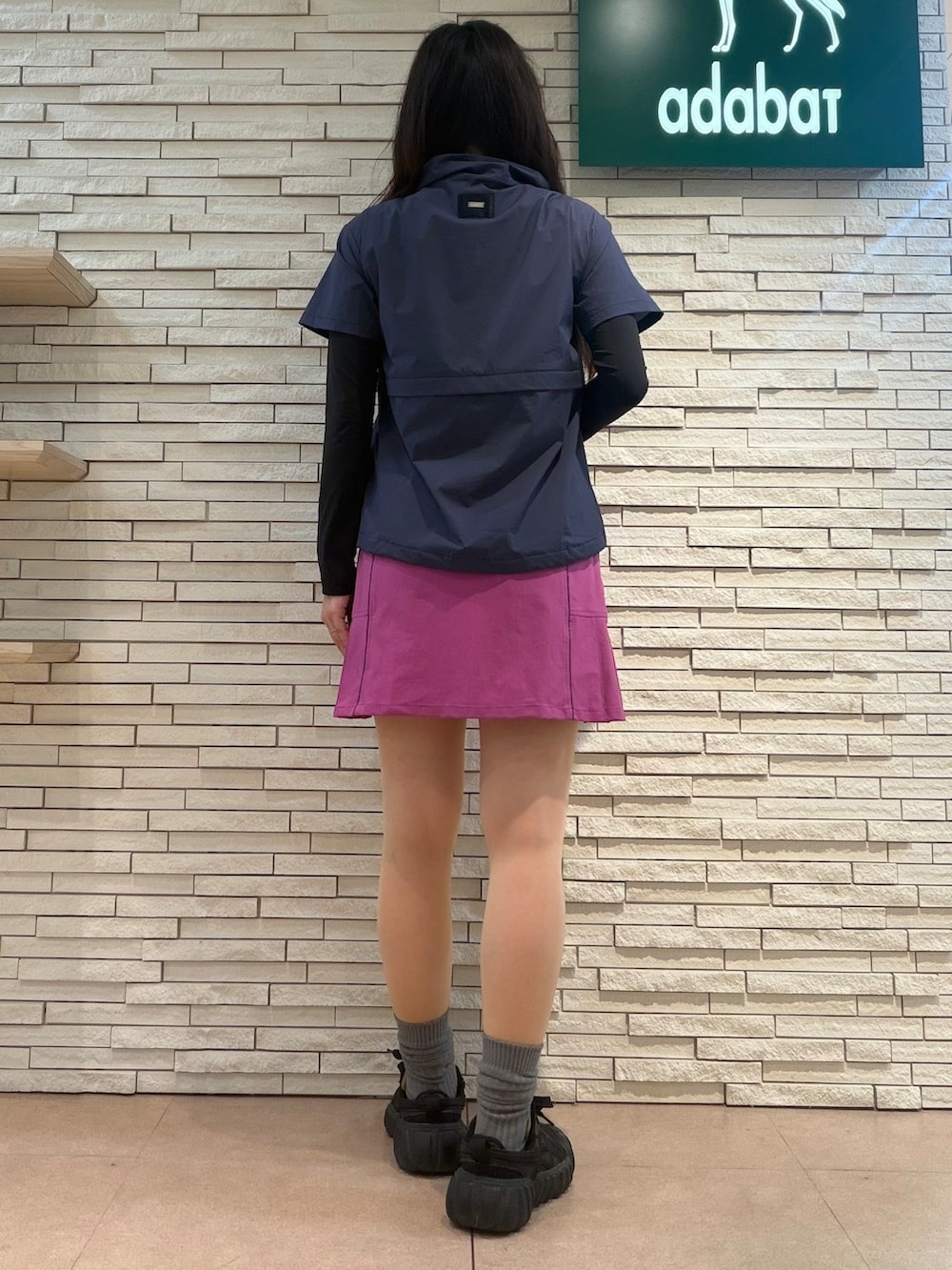 ブルー系のTシャツ/カットソー、ピンク系のスカート、ブルー系のショルダーバッグを着用したレディースの夏コーディネートの4枚目の写真