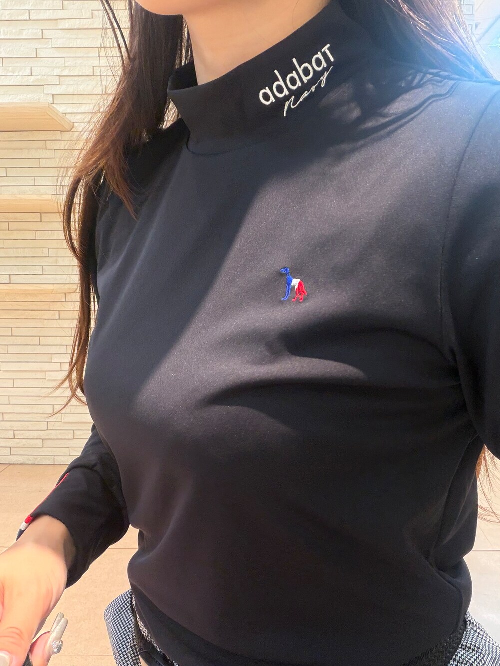 ブルー系のカーディガン/ボレロ、ブラック系のTシャツ/カットソー、ブラック系のその他パンツを着用したレディースの夏コーディネートの8枚目の写真