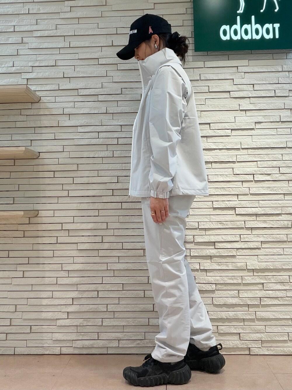 ブラック系のTシャツ/カットソー、グレー系のブルゾン、グレー系のその他パンツを着用したレディースの秋コーディネートの2枚目の写真