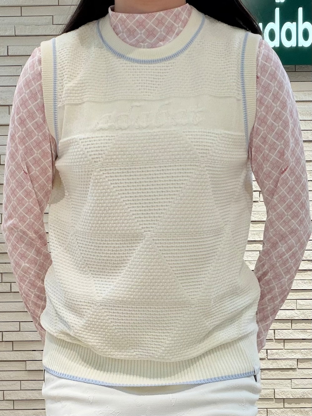 ピンク系のTシャツ/カットソー、ホワイト系のベスト、ホワイト系のスカートを着用したレディースの秋コーディネートの5枚目の写真