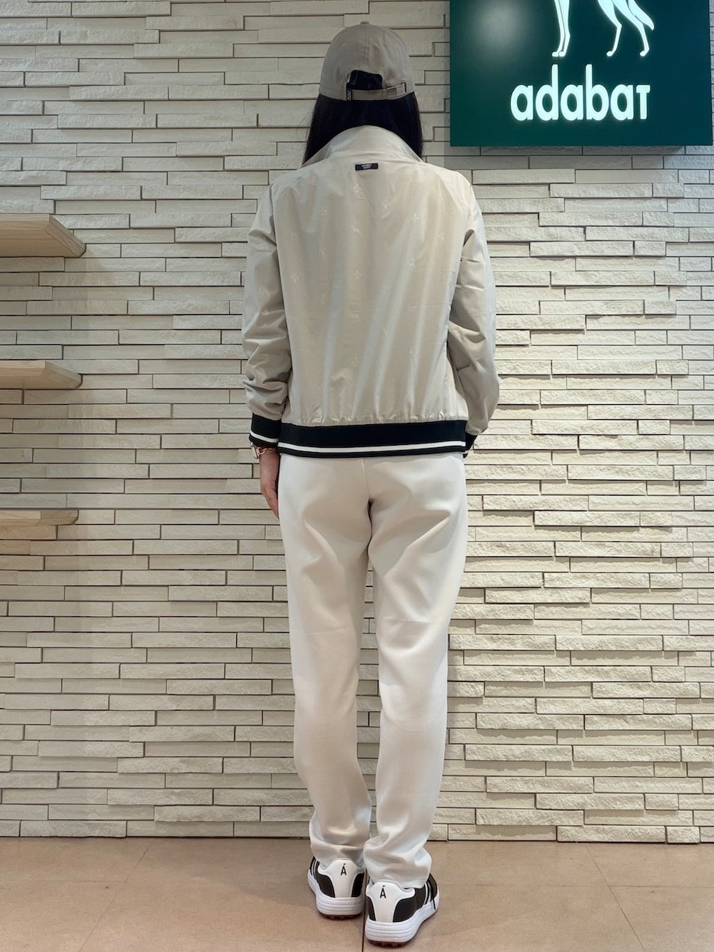 ホワイト系のTシャツ/カットソー、ホワイト系のその他パンツ、ベージュ系のブルゾンを着用したレディースの秋コーディネートの3枚目の写真