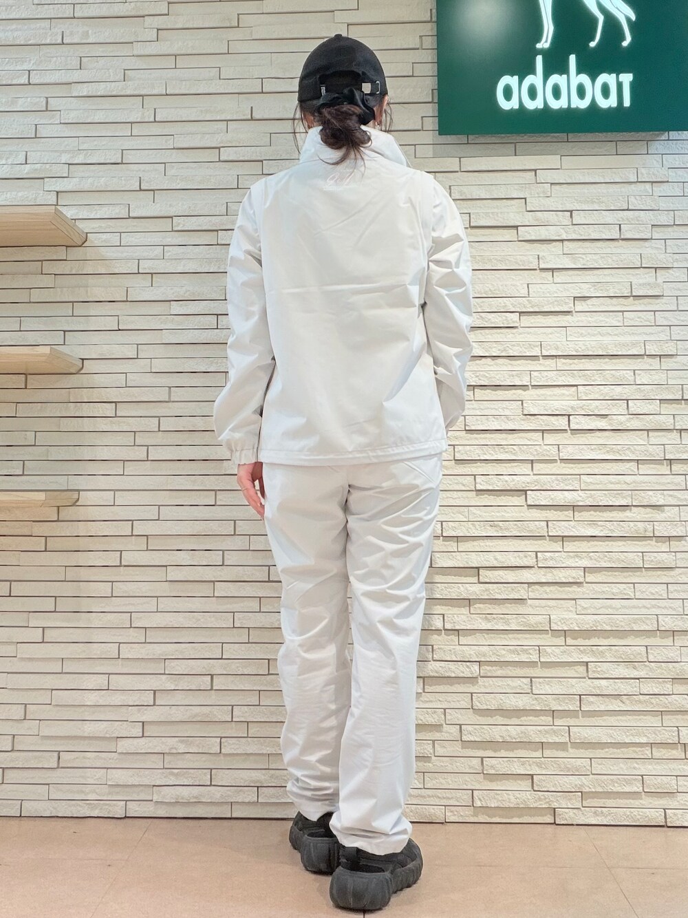 ブラック系のTシャツ/カットソー、グレー系のブルゾン、グレー系のその他パンツを着用したレディースの秋コーディネートの3枚目の写真