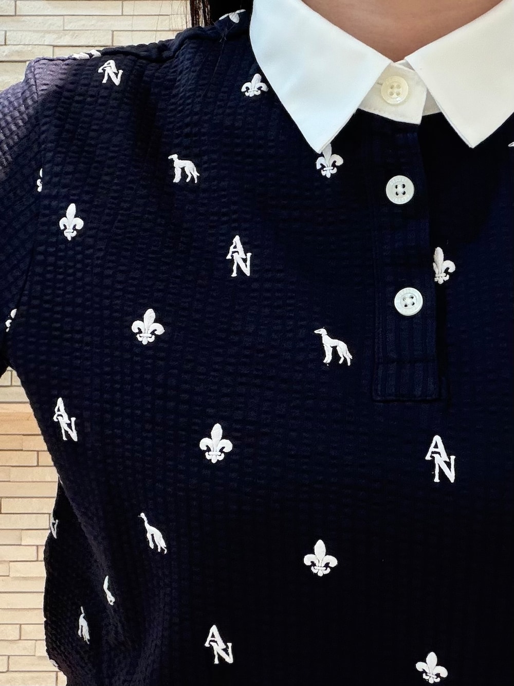ブルー系のTシャツ/カットソー、グレー系のスカート、ブルー系のトートバッグを着用したレディースの夏コーディネートの7枚目の写真