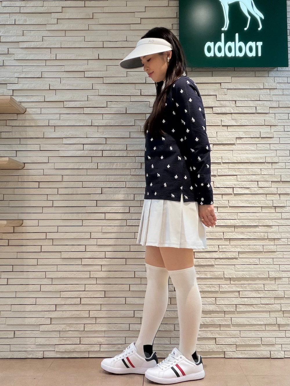 ブルー系のTシャツ/カットソー、グレー系のスカート、ブルー系のトートバッグを着用したレディースの夏コーディネートの2枚目の写真
