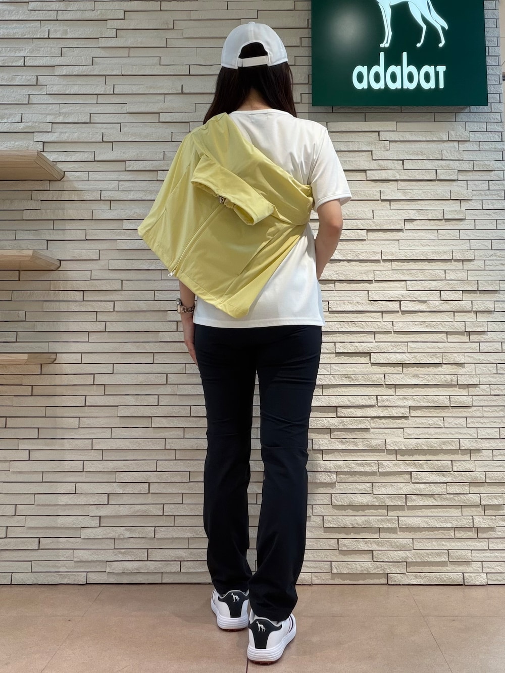 ホワイト系のTシャツ/カットソー、ブルー系のその他パンツ、イエロー系のブルゾンを着用したレディースの夏コーディネートの3枚目の写真