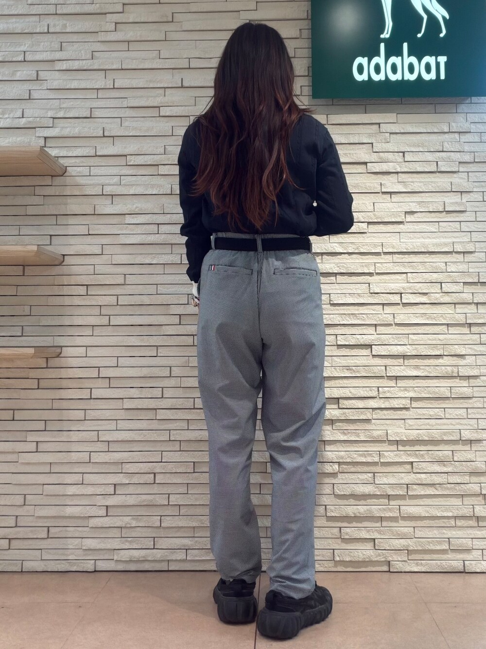 ブルー系のカーディガン/ボレロ、ブラック系のTシャツ/カットソー、ブラック系のその他パンツを着用したレディースの夏コーディネートの6枚目の写真