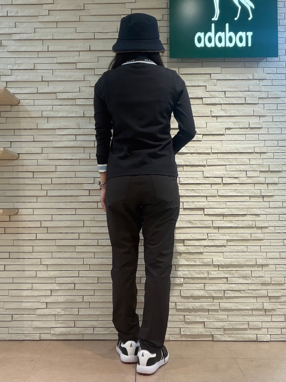 ブラック系のTシャツ/カットソー、ブラウン系のその他パンツ、ベージュ系のトートバッグを着用したレディースの夏コーディネートの6枚目の写真