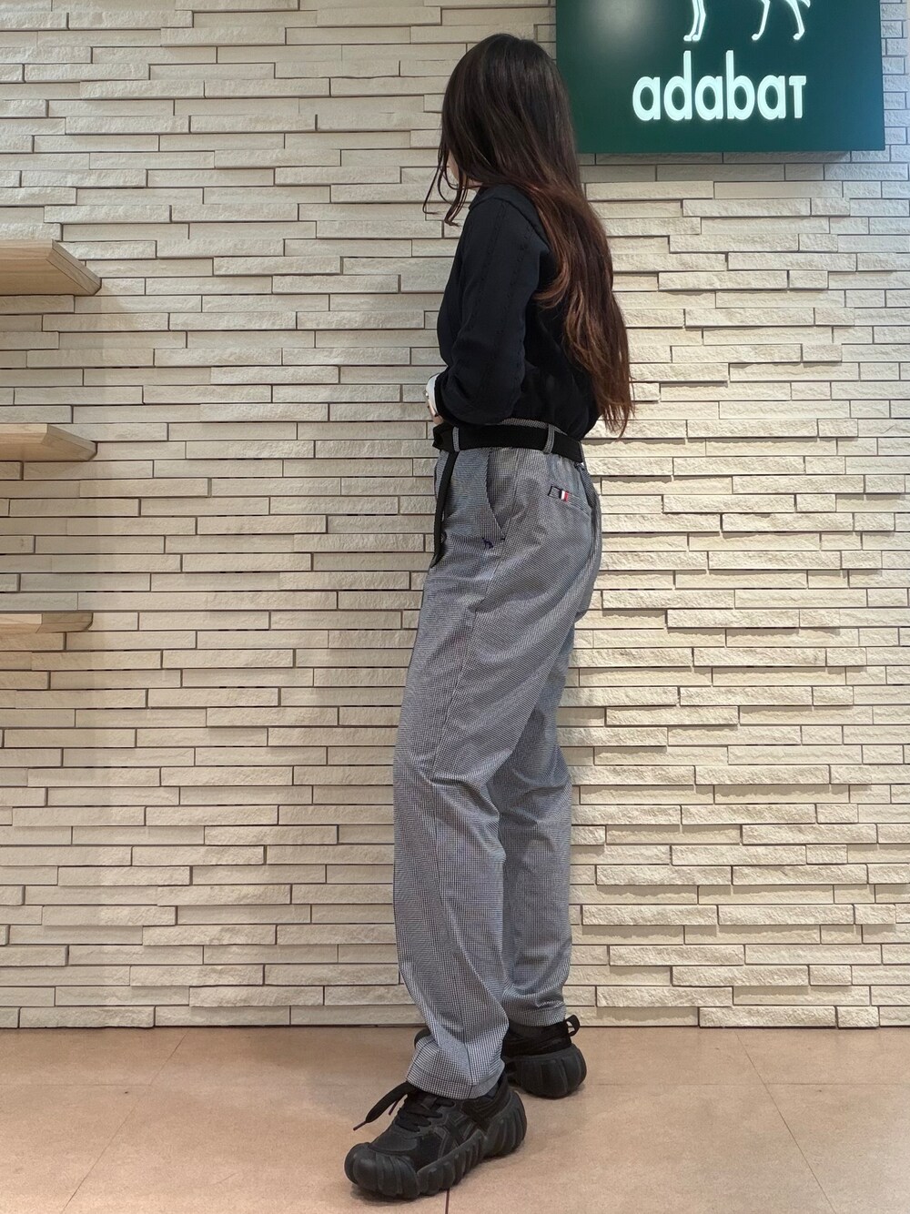 ブルー系のカーディガン/ボレロ、ブラック系のTシャツ/カットソー、ブラック系のその他パンツを着用したレディースの夏コーディネートの5枚目の写真