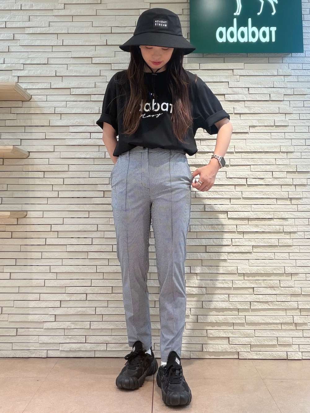 ブラック系のTシャツ/カットソー、ブラック系のその他パンツ、ブラック系のハットを着用したレディースの夏コーディネートの4枚目の写真