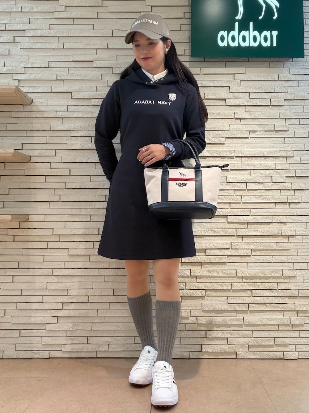 ホワイト系のTシャツ/カットソー、ブルー系のワンピース、ベージュ系のブルゾンを着用したレディースの秋コーディネートの8枚目の写真