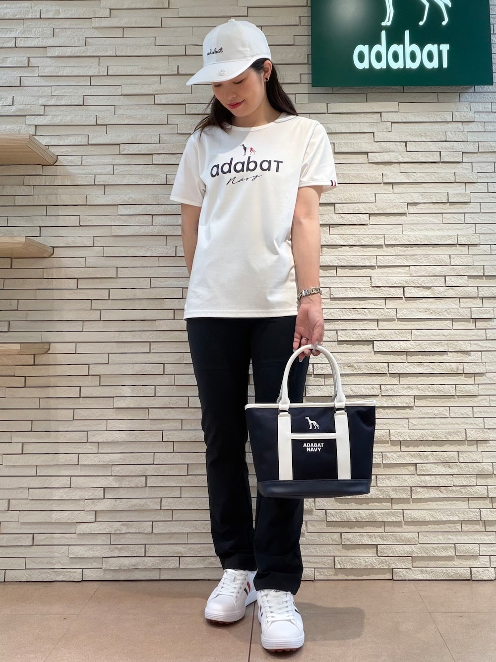 ホワイト系のTシャツ/カットソー、ブルー系のその他パンツ、イエロー系のブルゾンを着用したレディースの夏コーディネートの6枚目の写真