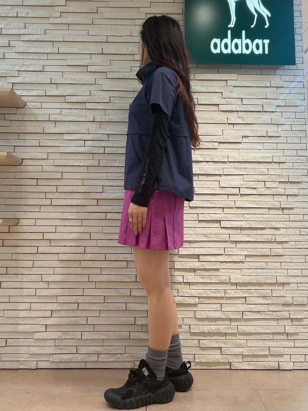 ブルー系のTシャツ/カットソー、ピンク系のスカート、ブルー系のショルダーバッグを着用したレディースの夏コーディネートの3枚目の写真