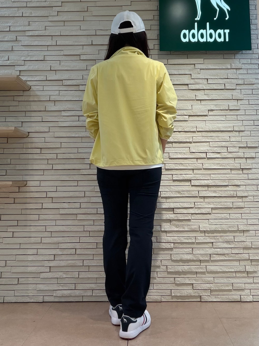 ホワイト系のTシャツ/カットソー、ブルー系のその他パンツ、イエロー系のブルゾンを着用したレディースの夏コーディネートの5枚目の写真