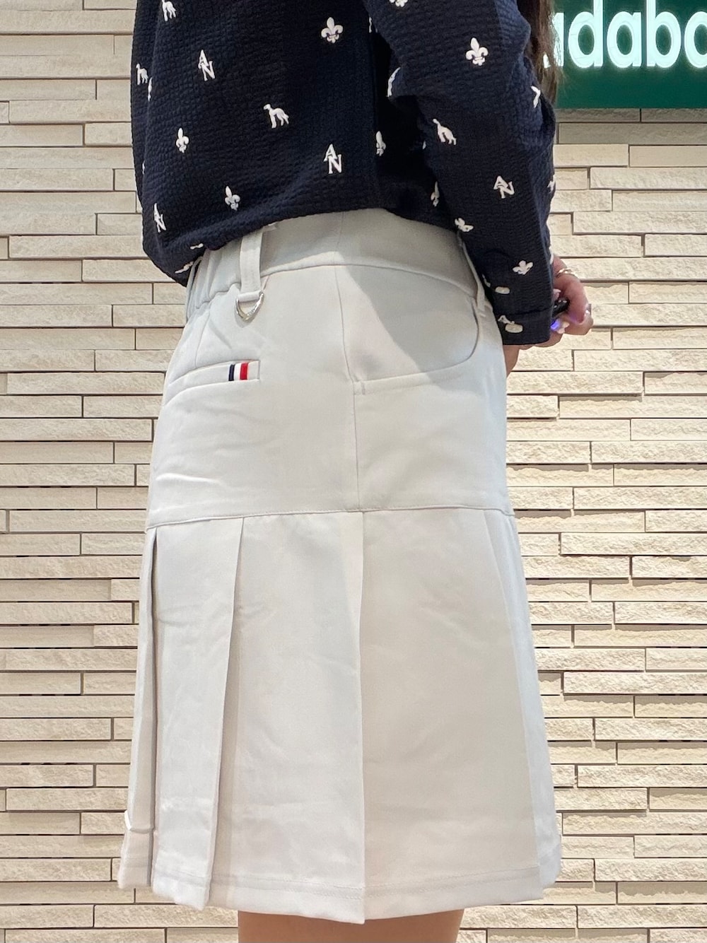ブルー系のTシャツ/カットソー、グレー系のスカート、ブルー系のトートバッグを着用したレディースの夏コーディネートの8枚目の写真