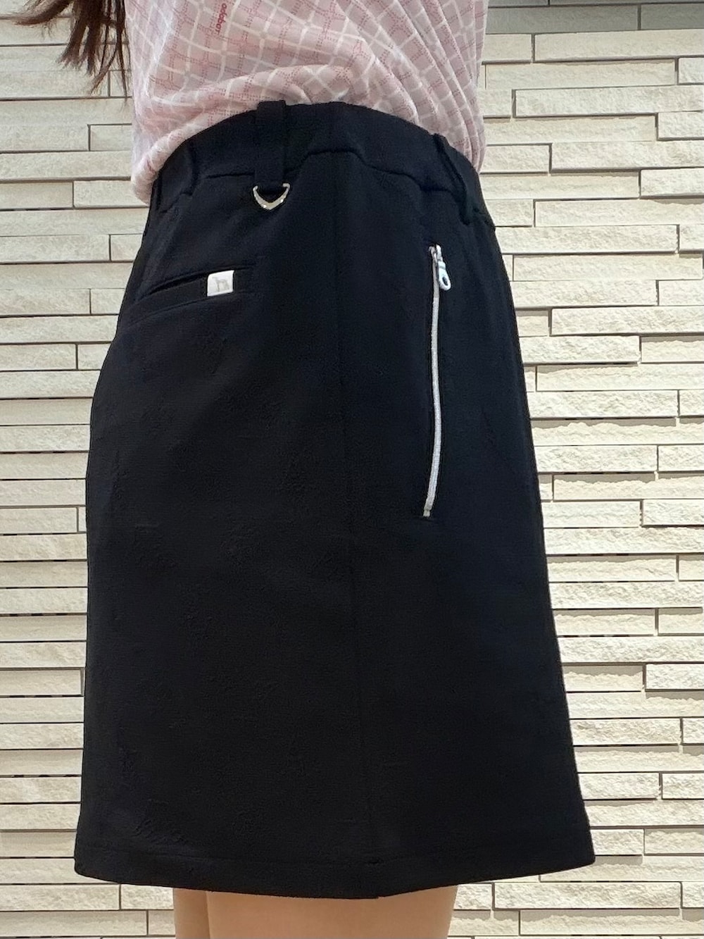 ピンク系のTシャツ/カットソー、ブラック系のスカート、ピンク系のハンドバッグを着用したレディースの秋コーディネートの7枚目の写真