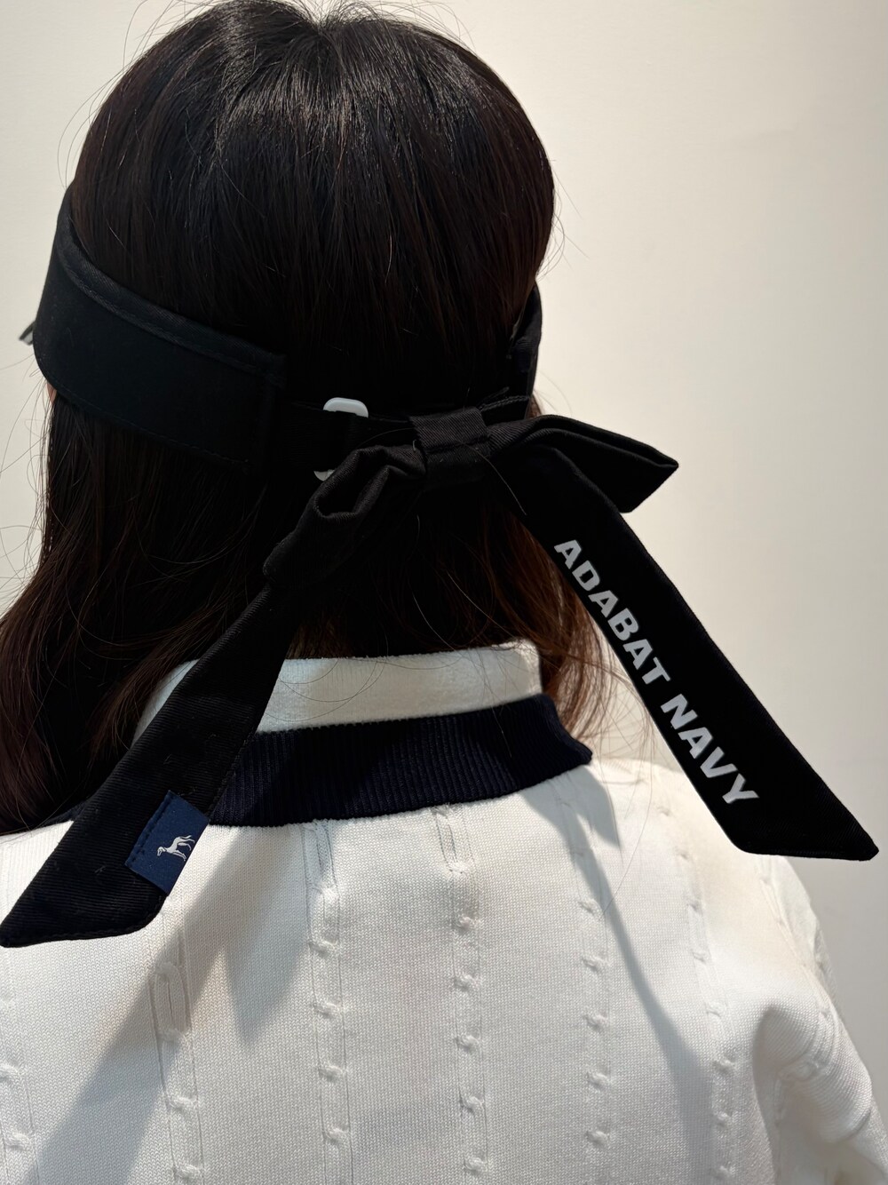ホワイト系のポロシャツ、ホワイト系のカーディガン/ボレロ、グレー系のその他パンツを着用したレディースの夏コーディネートの8枚目の写真