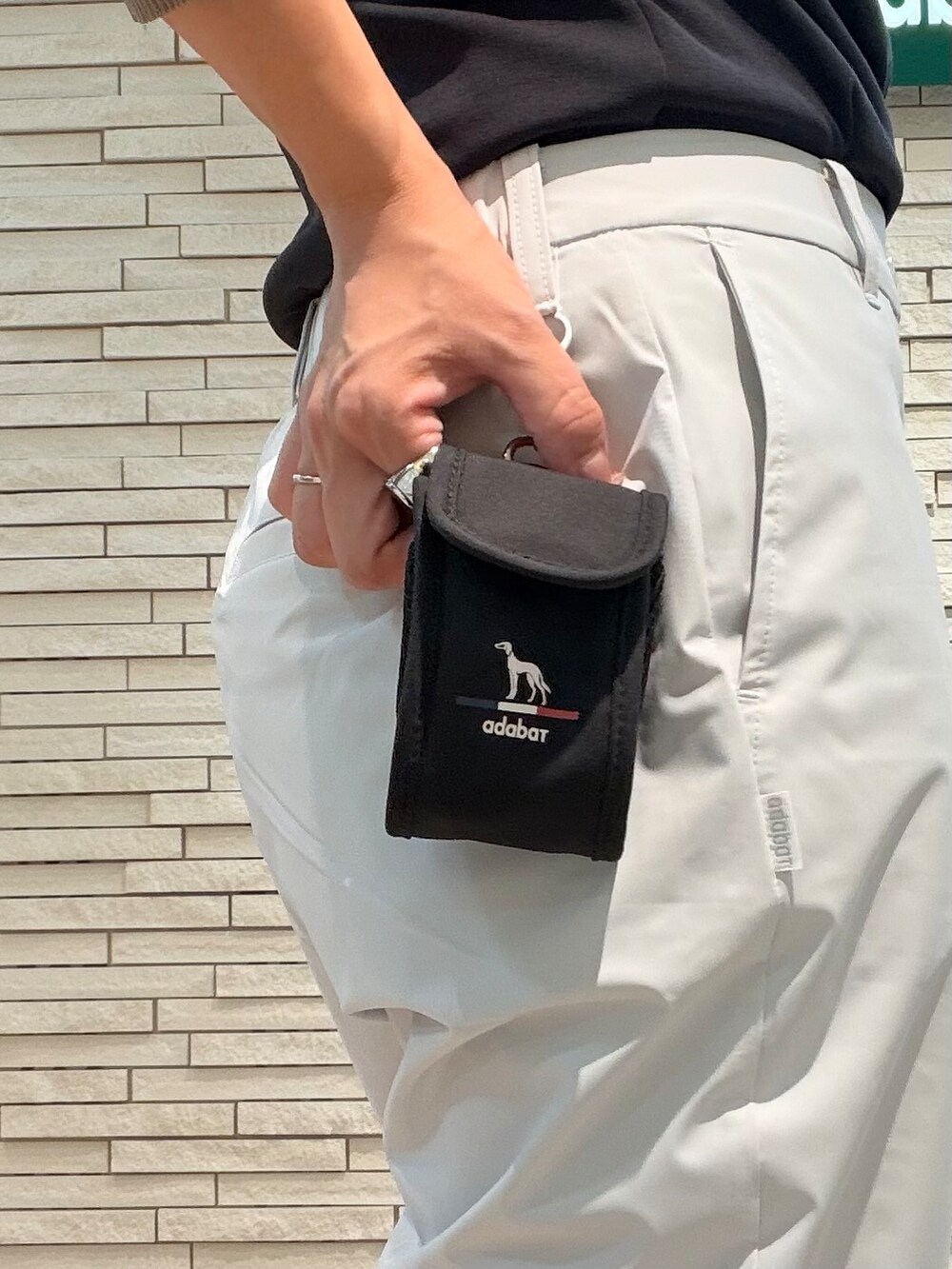 ブラック系のTシャツ/カットソー、グレー系のその他パンツ、ブラック系のキャップを着用したレディースの秋コーディネートの5枚目の写真