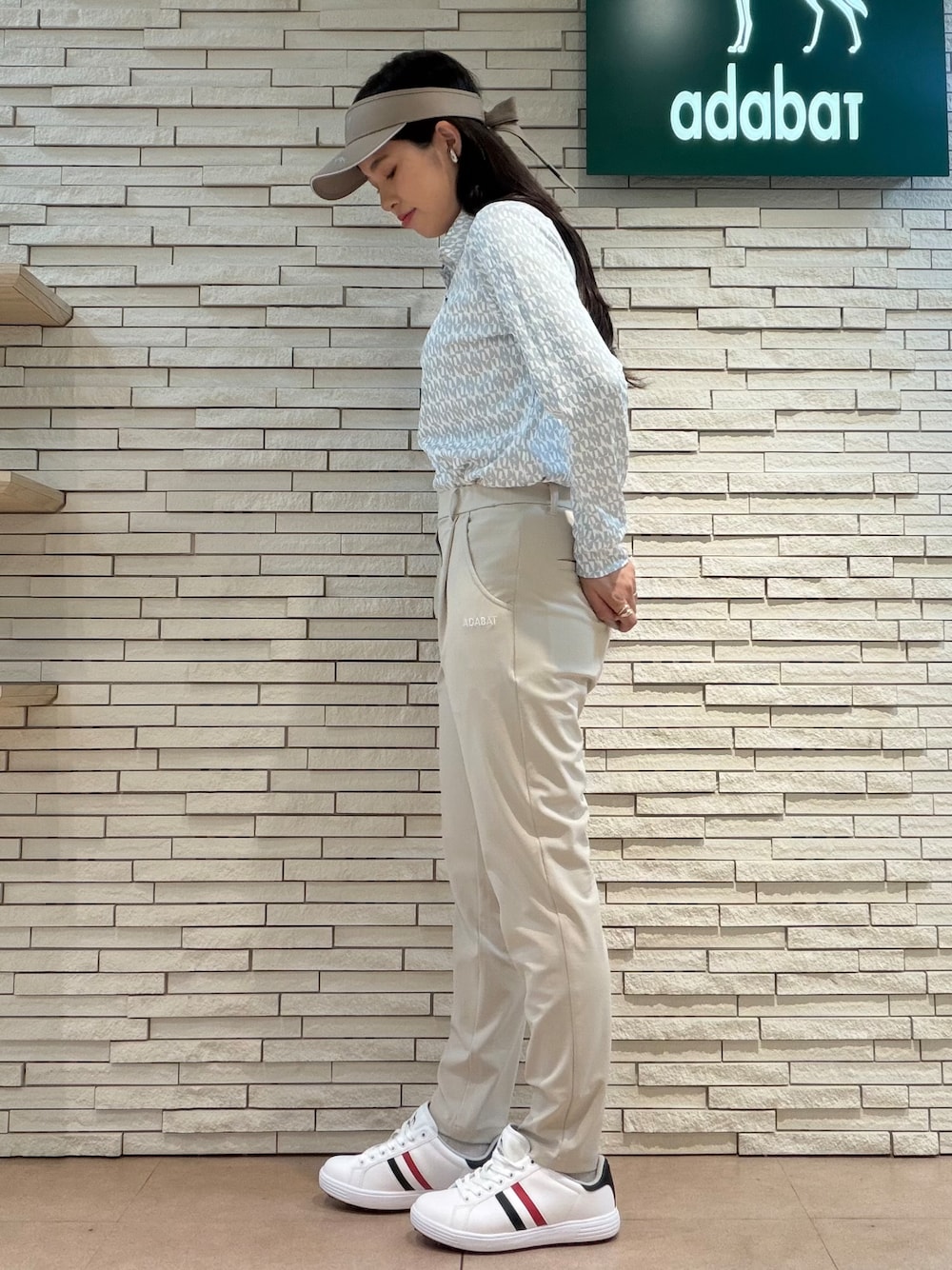 ベージュ系のその他パンツ、ベージュ系のハンドバッグ、ホワイト系のその他を着用したレディースの秋コーディネートの2枚目の写真