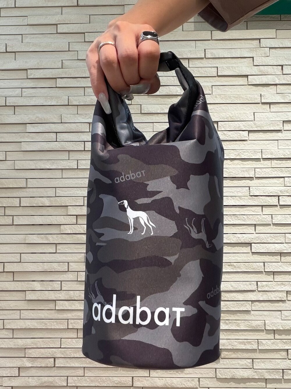 ブラウン系のTシャツ/カットソー、ベージュ系のその他パンツ、ブラック系のキャップを着用したレディースの夏コーディネートの6枚目の写真