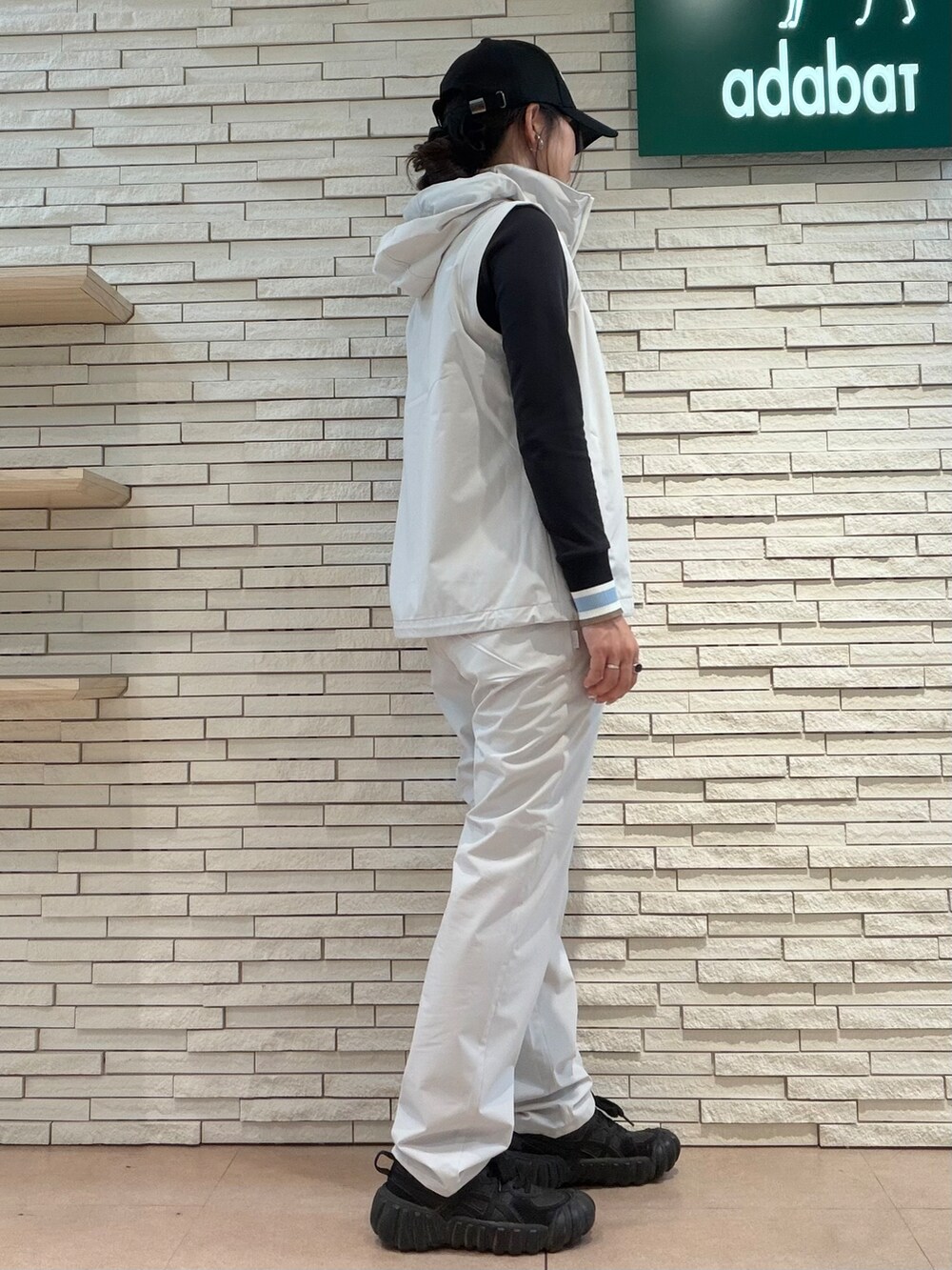 ブラック系のTシャツ/カットソー、グレー系のブルゾン、グレー系のその他パンツを着用したレディースの秋コーディネートの6枚目の写真