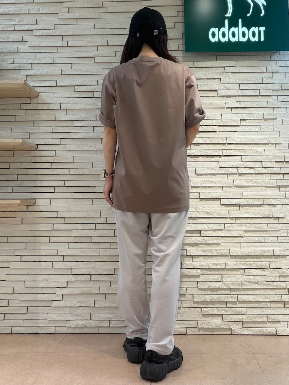 ブラウン系のTシャツ/カットソー、ベージュ系のその他パンツ、ブラック系のキャップを着用したレディースの夏コーディネートの3枚目の写真