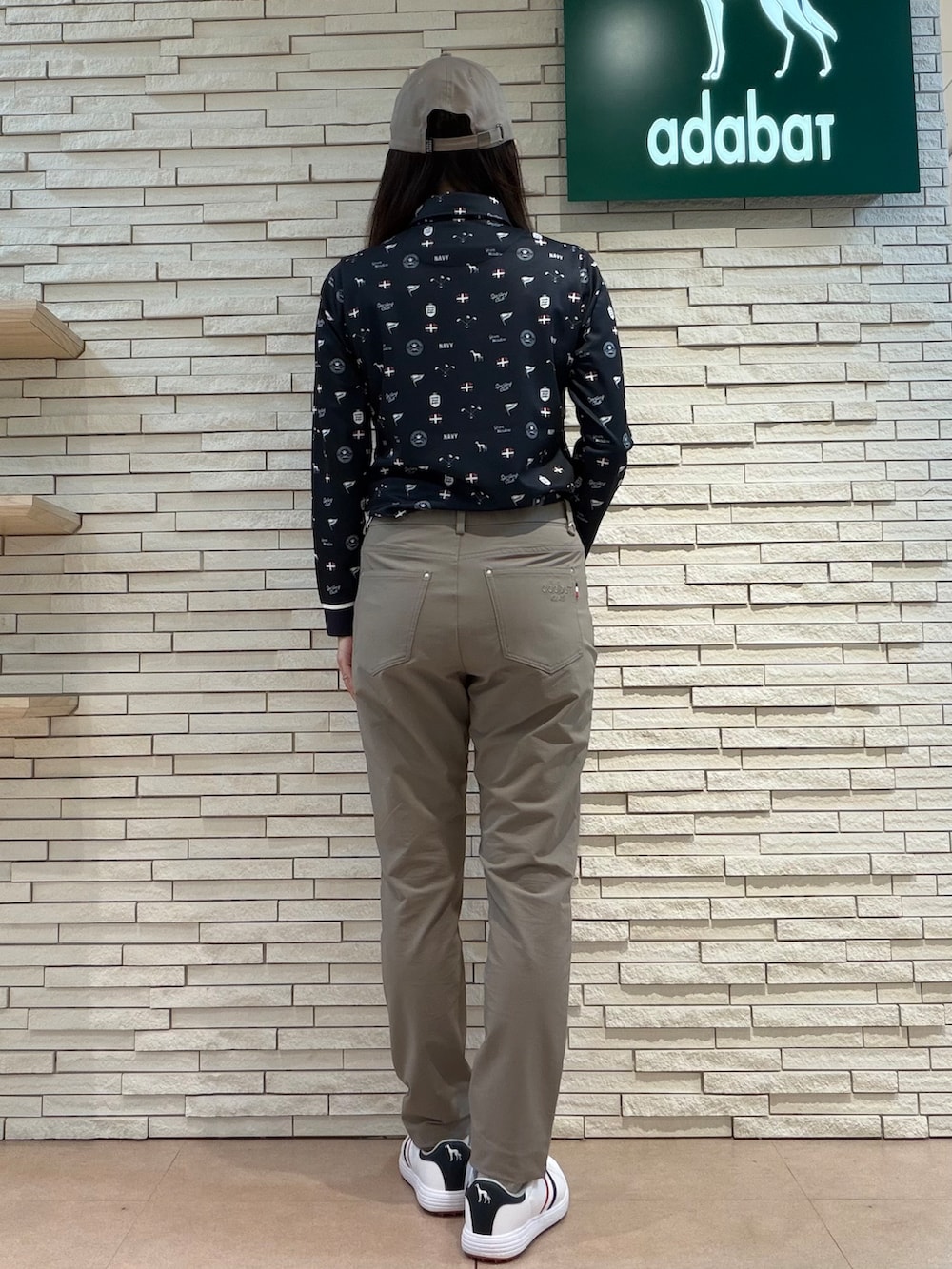 ブルー系のポロシャツ、ベージュ系のその他パンツ、ブルー系のトートバッグを着用したレディースの夏コーディネートの6枚目の写真