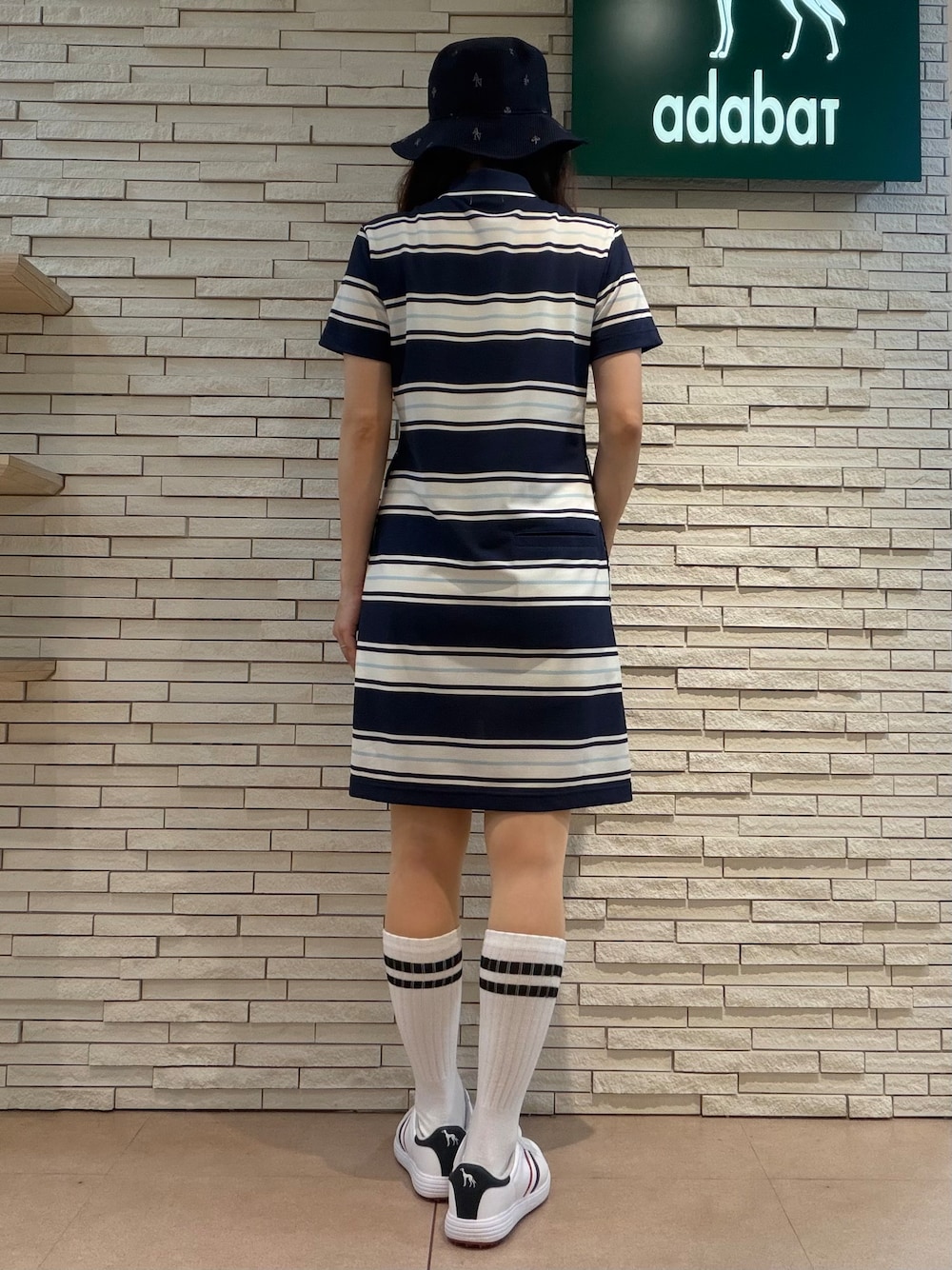 ブルー系のワンピース、ブルー系のハットを着用したレディースの夏コーディネートの3枚目の写真