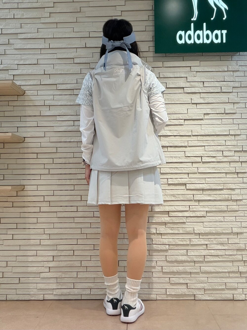 ホワイト系のTシャツ/カットソー、グレー系のポロシャツ、グレー系のブルゾンを着用したレディースの秋コーディネートの8枚目の写真