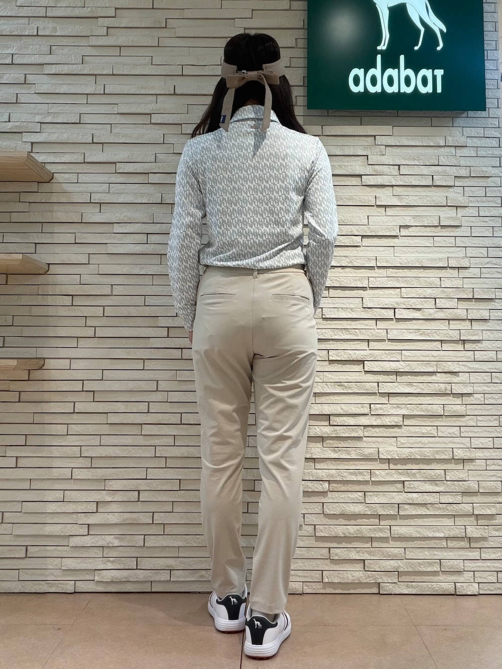 ベージュ系のその他パンツ、ベージュ系のハンドバッグ、ホワイト系のその他を着用したレディースの秋コーディネートの3枚目の写真