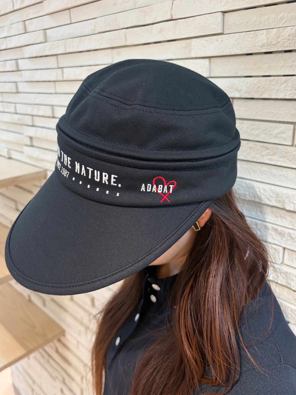 ブルー系のワンピース、ブラック系のトートバッグ、ブラック系のハットを着用したレディースの夏コーディネートの6枚目の写真