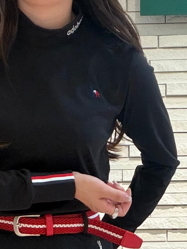 ブラック系のTシャツ/カットソー、ブラック系のスカート、ベージュ系のトートバッグを着用したレディースの秋コーディネートの6枚目の写真