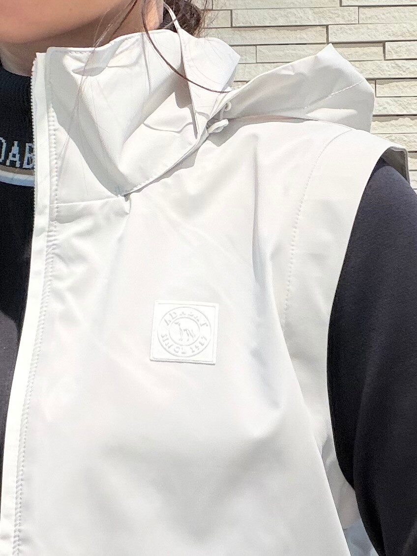 ブラック系のTシャツ/カットソー、グレー系のブルゾン、グレー系のその他パンツを着用したレディースの秋コーディネートの8枚目の写真