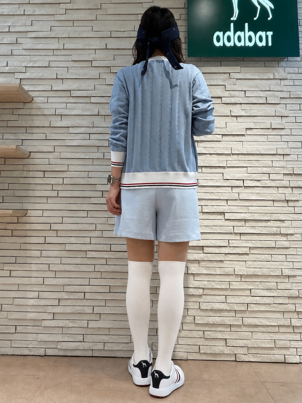 ホワイト系のTシャツ/カットソー、ブルー系のカーディガン/ボレロ、ブルー系のその他パンツを着用したレディースの夏コーディネートの4枚目の写真