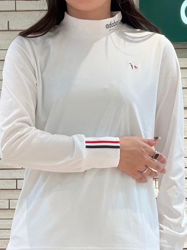 ホワイト系のTシャツ/カットソー、グレー系のスカート、ベージュ系のトートバッグを着用したレディースの秋コーディネートの9枚目の写真