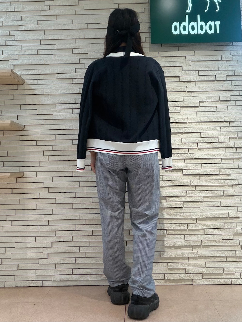 ブルー系のカーディガン/ボレロ、ブラック系のTシャツ/カットソー、ブラック系のその他パンツを着用したレディースの夏コーディネートの3枚目の写真