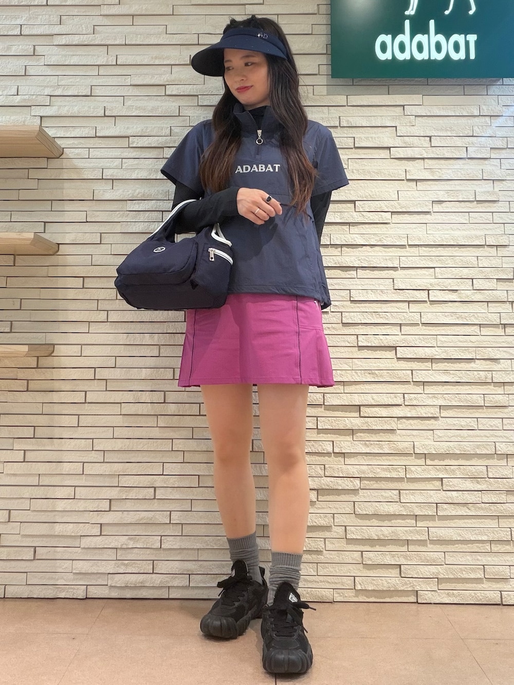 ブルー系のTシャツ/カットソー、ピンク系のスカート、ブルー系のショルダーバッグを着用したレディースの夏コーディネートの5枚目の写真