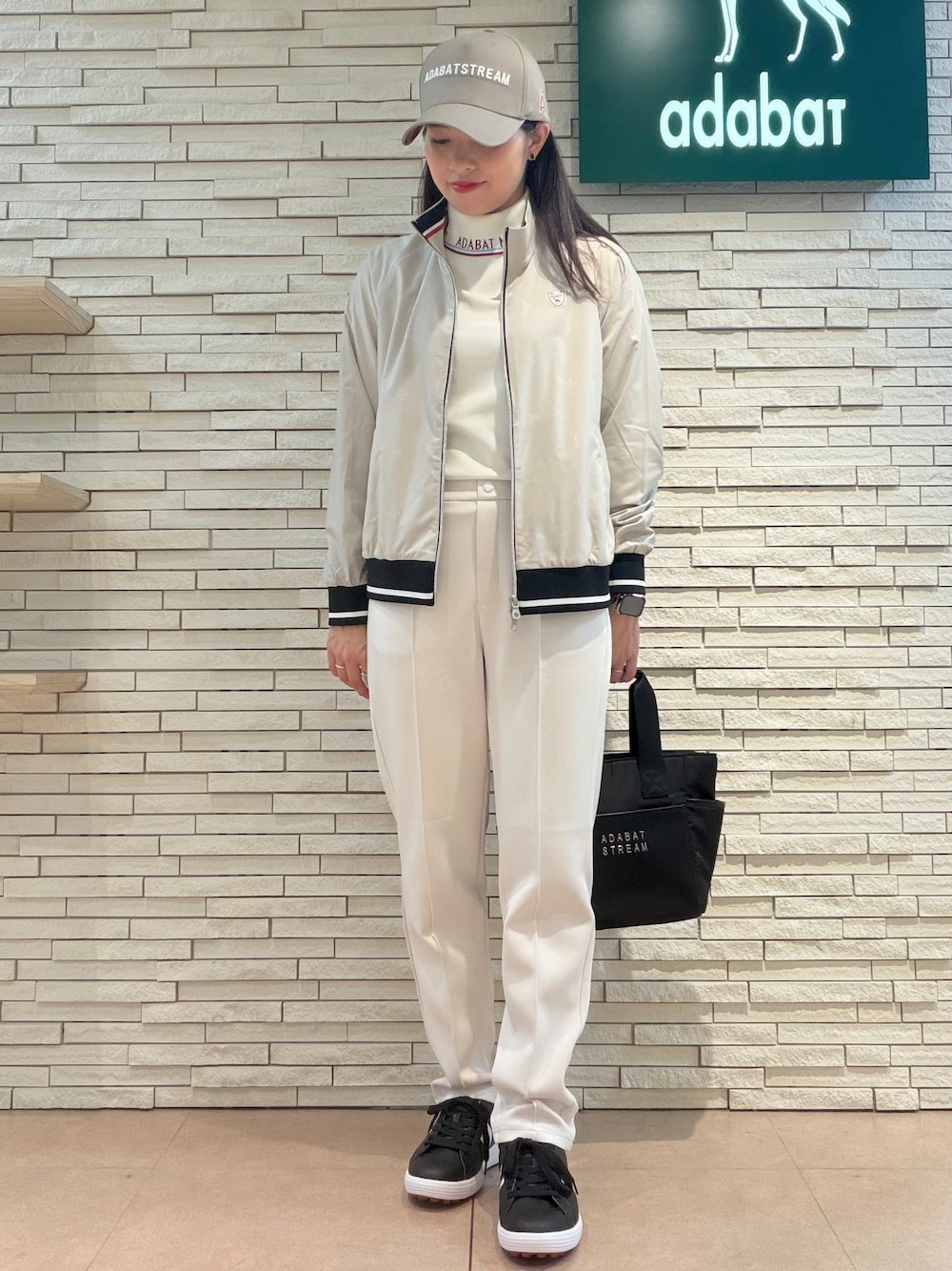ホワイト系のTシャツ/カットソー、ホワイト系のその他パンツ、ベージュ系のブルゾンを着用したレディースの秋コーディネートの4枚目の写真