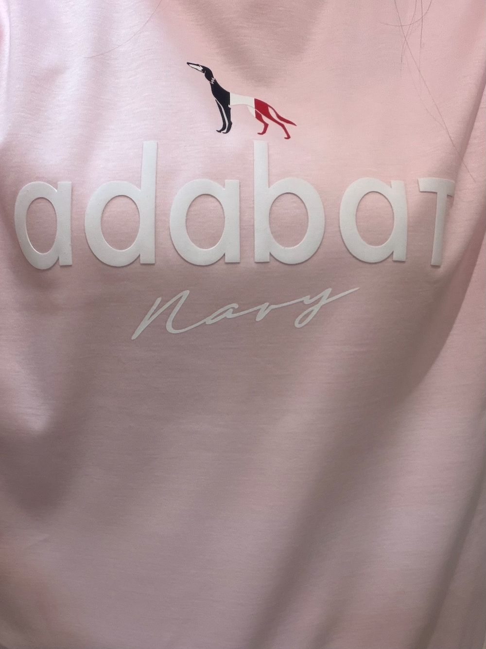ピンク系のTシャツ/カットソー、ホワイト系のスカート、ホワイト系のゴルフグッズを着用したレディースの夏コーディネートの6枚目の写真